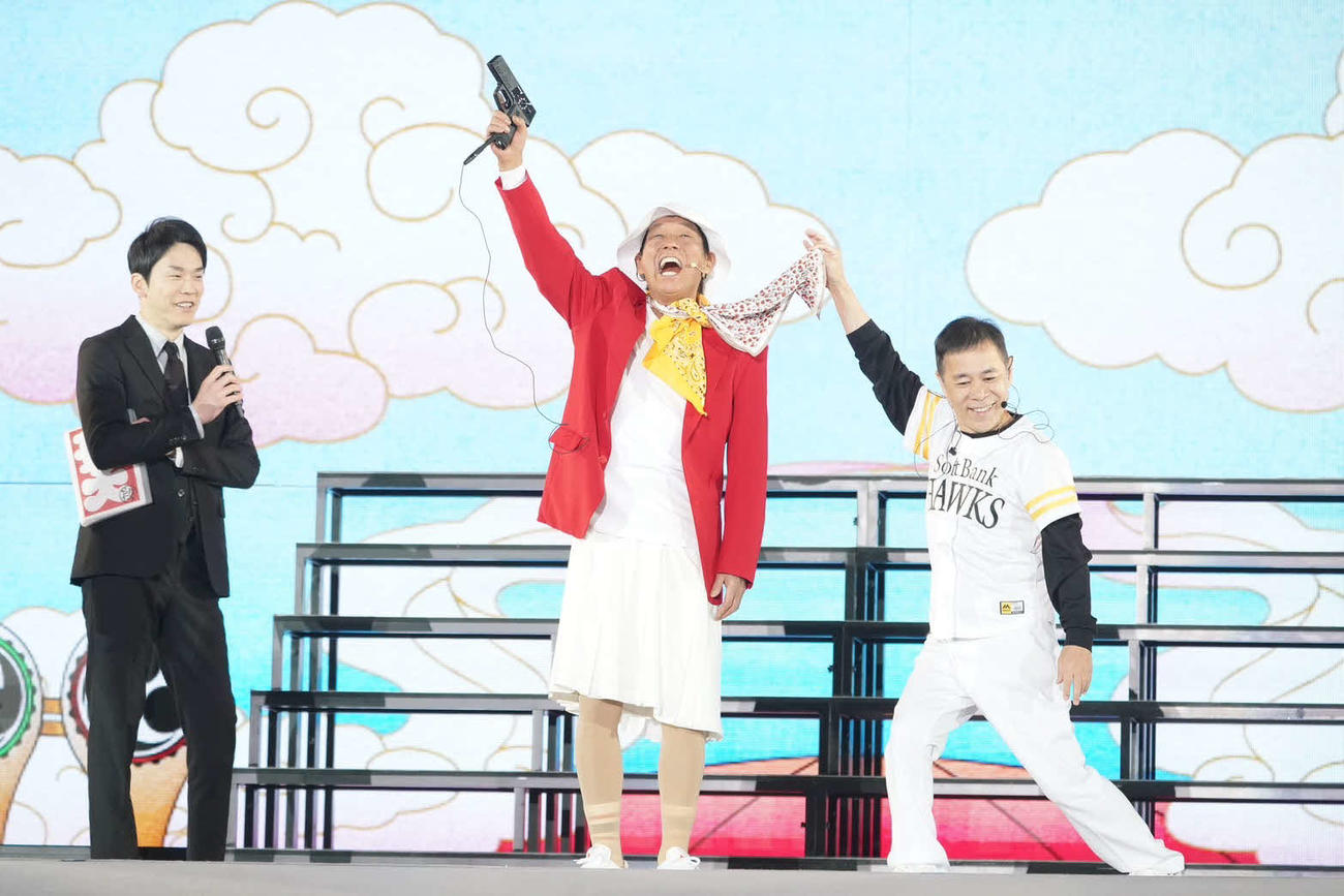 博多華丸・大吉によるお笑いイベント「博多華丸・大吉presents華大どんたくsupportedバイ洋服の青山」に出演した明石家さんま（中央）