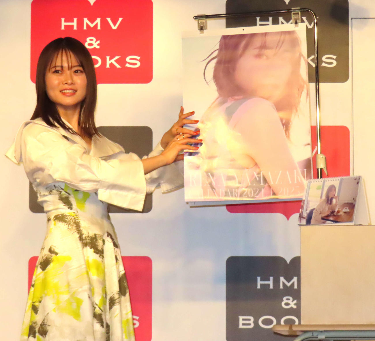 24年カレンダーのお気に入りページを選ぶ山崎怜奈