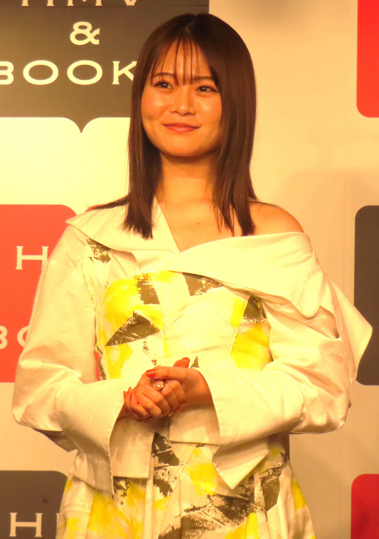 24年カレンダーの発売記念イベントを行った山崎怜奈