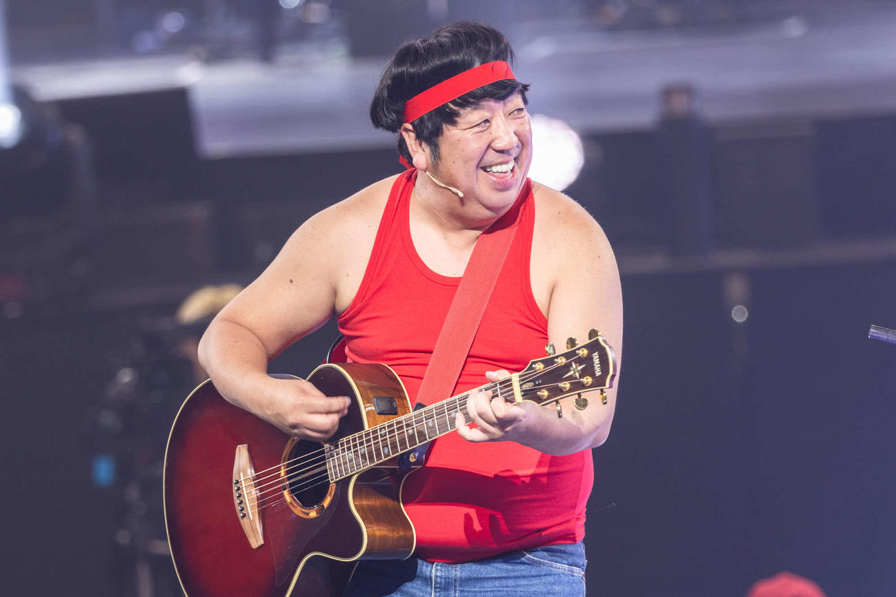 「赤えんぴつ　in　武道館」でパフォーマンスするバナナマン日村勇紀（撮影：RyuyaAma）