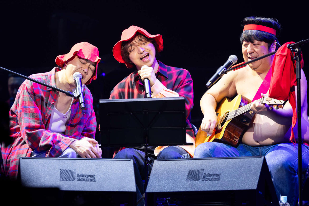 「赤えんぴつ　in　武道館」でパフォーマンスする、左からバナナマン設楽統、三浦大知、日村勇紀（撮影：RyuyaAma）