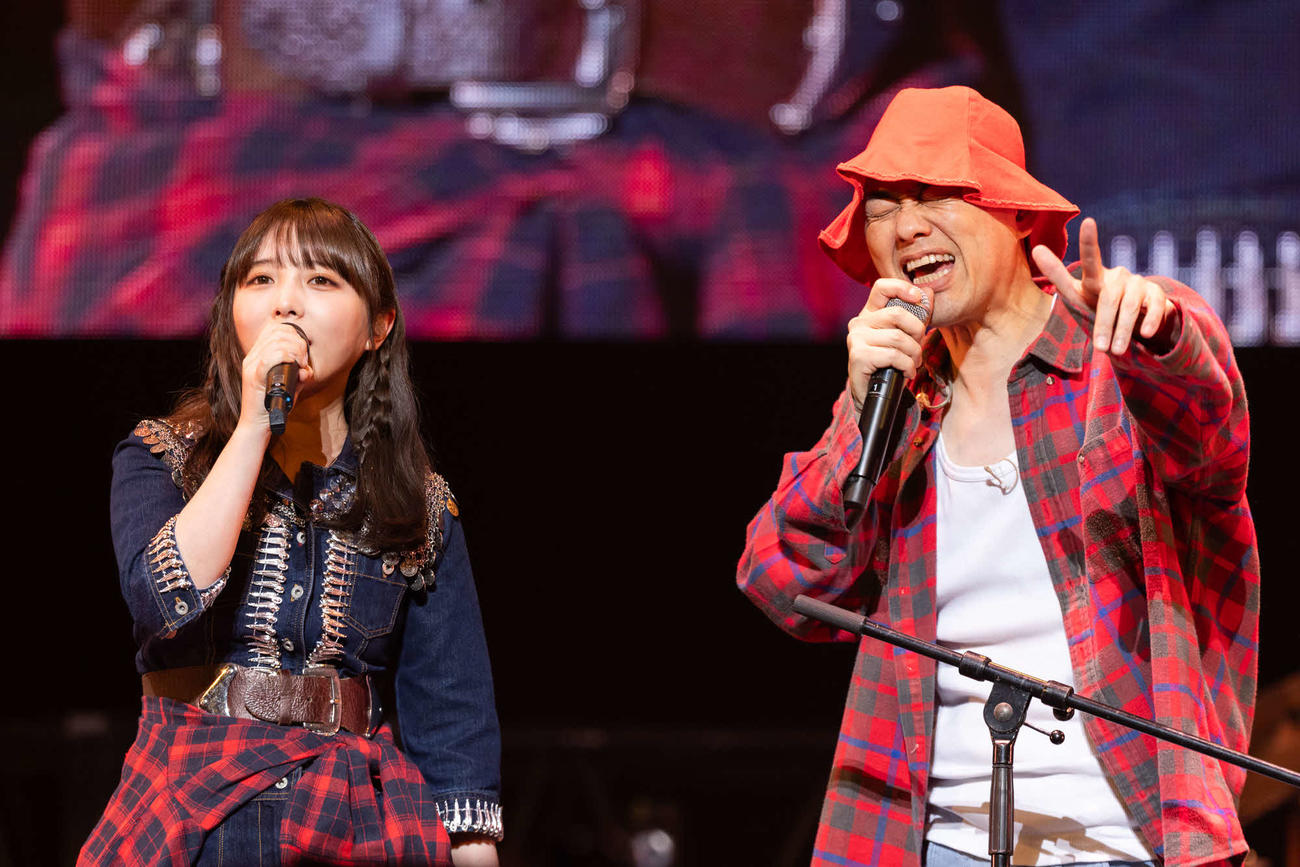 「赤えんぴつ　in　武道館」でステージに立つ乃木坂46与田祐希（左）とバナナマン設楽統（撮影：RyuyaAma）