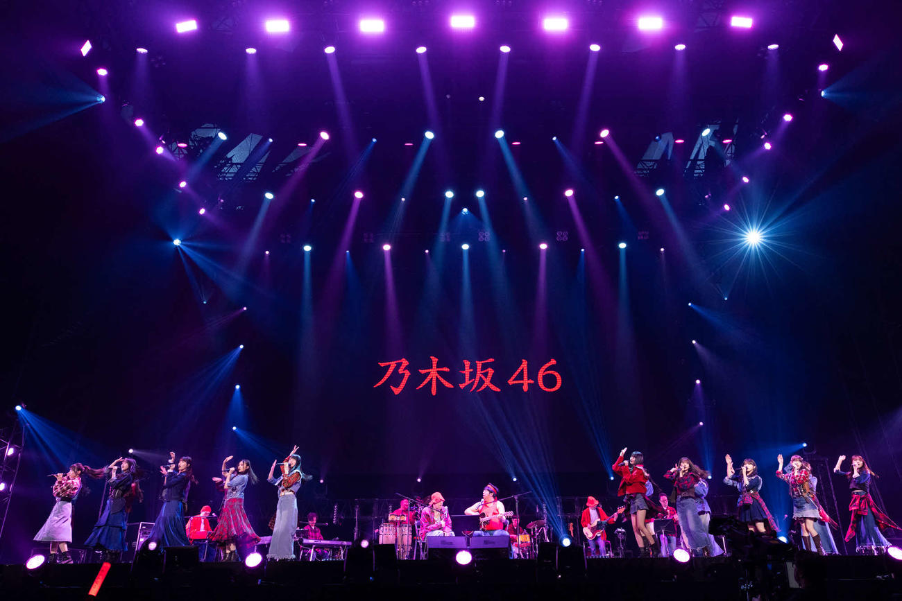 「赤えんぴつ　in　武道館」でパフォーマンスするバナナマン（中央）と乃木坂46（撮影：RyuyaAma）
