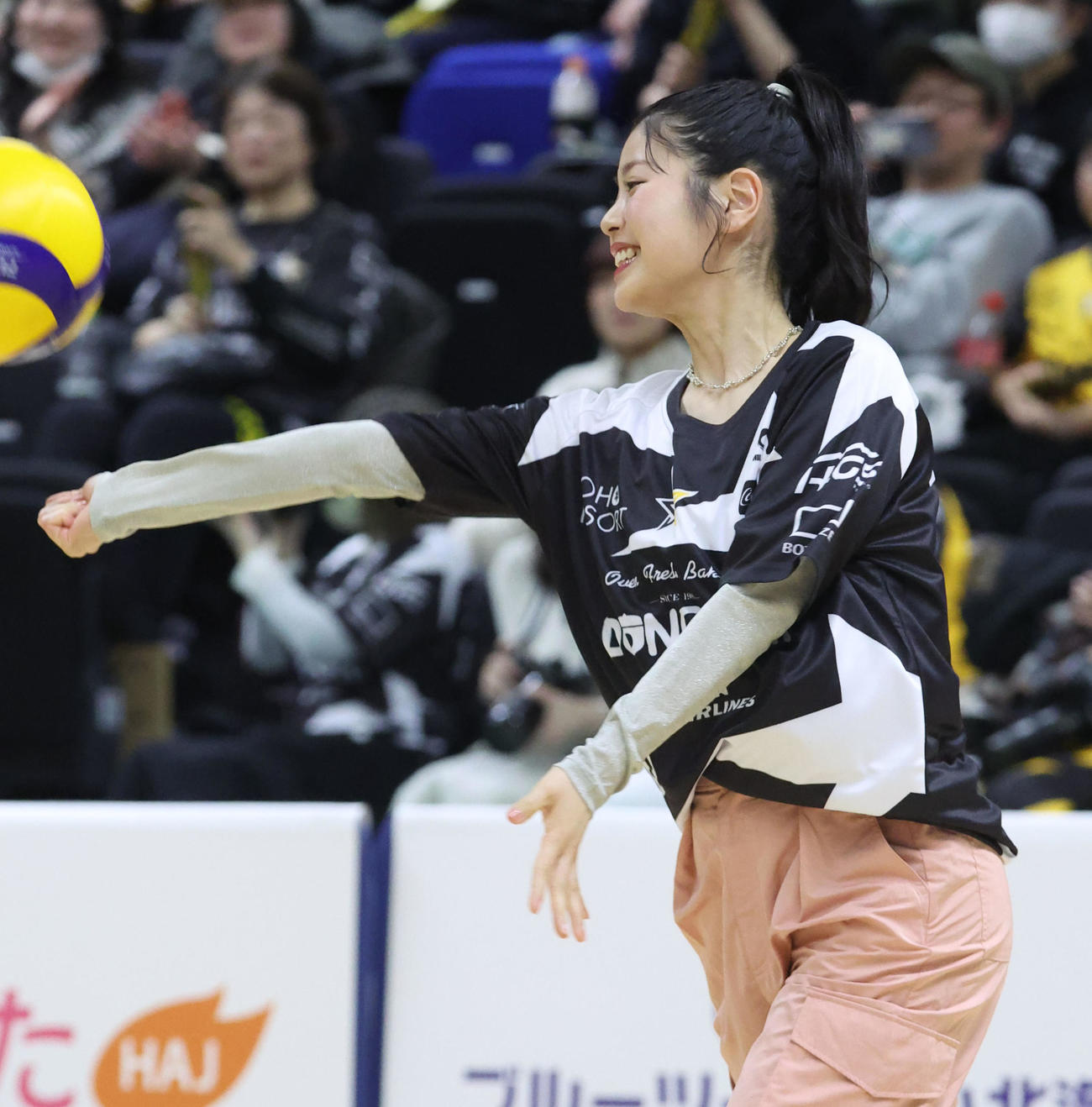 北海道YS対埼玉　試合前、始球式をする滝谷美夢（撮影・佐藤翔太）