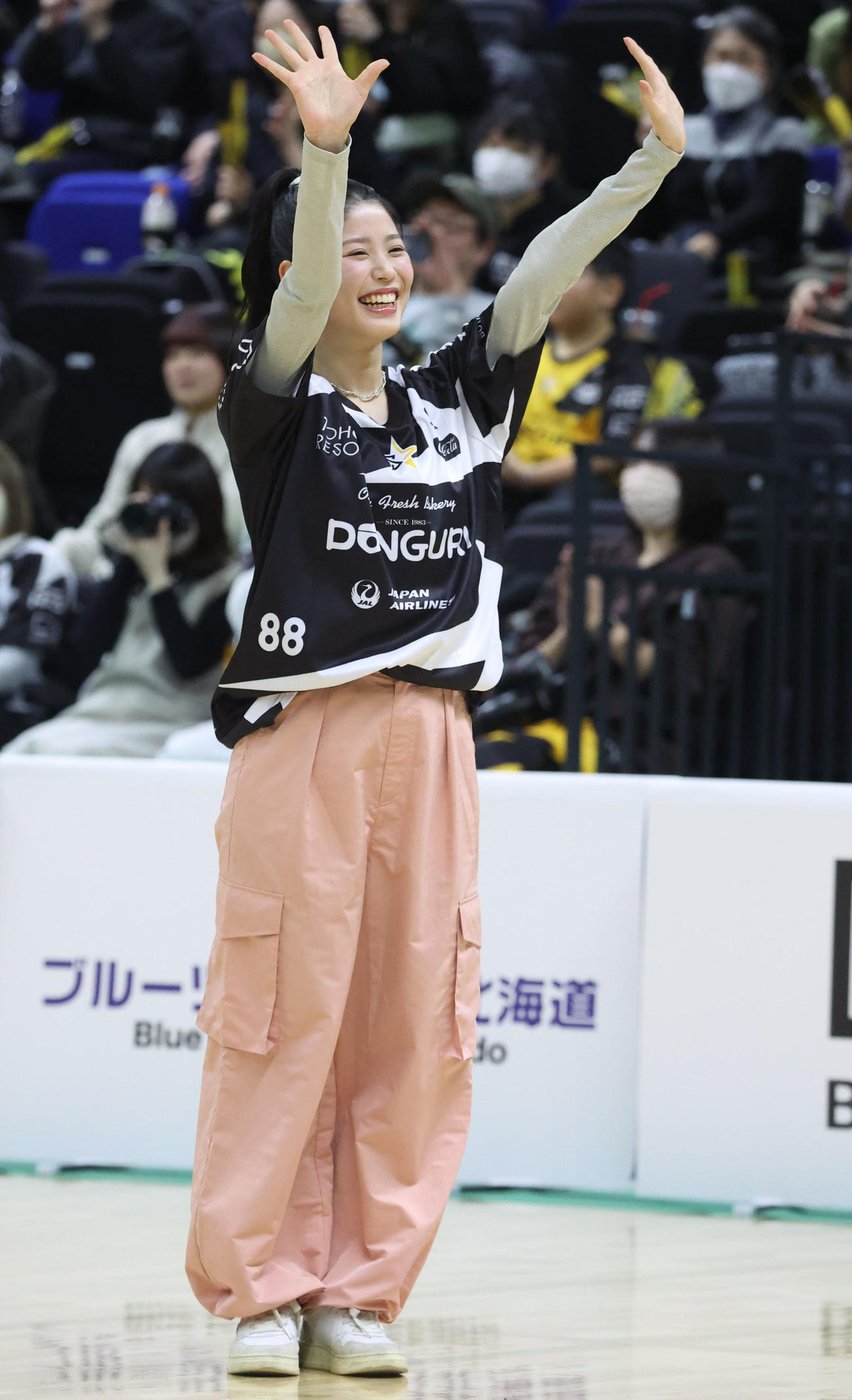 北海道YS対埼玉　試合前、始球式を終え笑顔を見せる滝谷美夢（撮影・佐藤翔太）