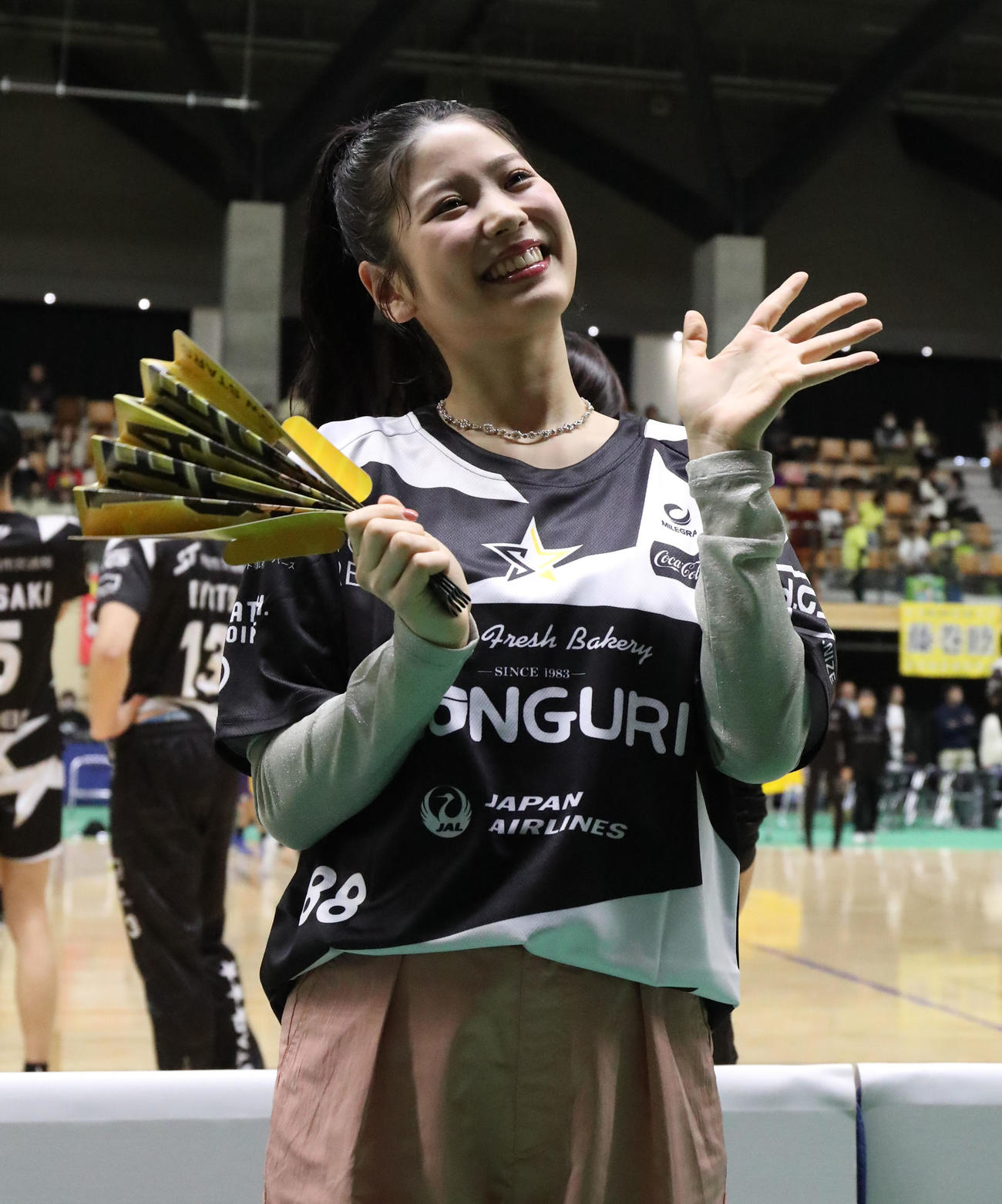北海道YS対埼玉　試合前、応援練習をする滝谷美夢（撮影・佐藤翔太）