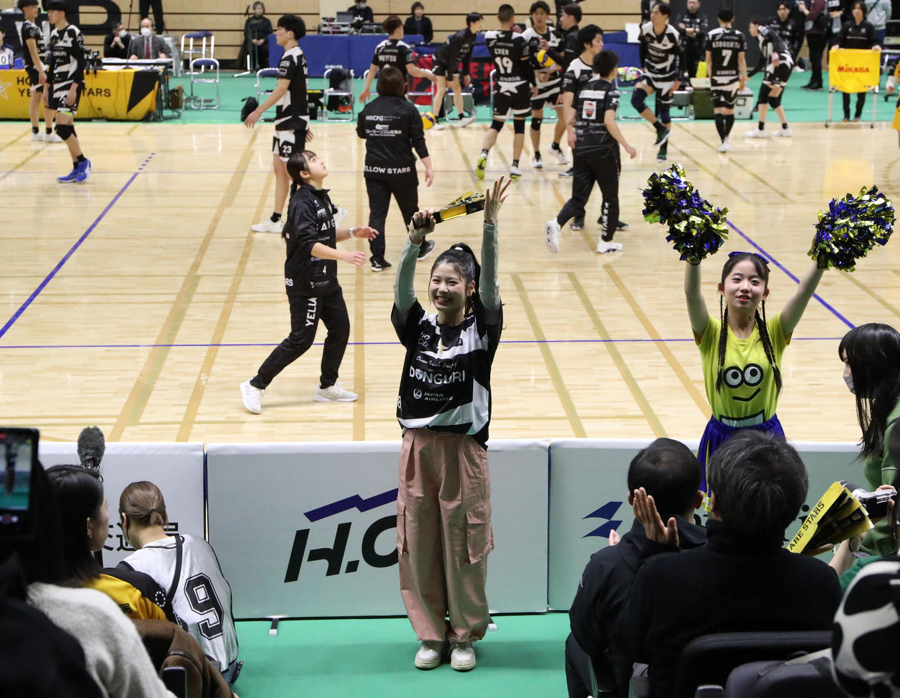 北海道YS対埼玉　試合前、応援練習をする滝谷美夢（撮影・佐藤翔太）