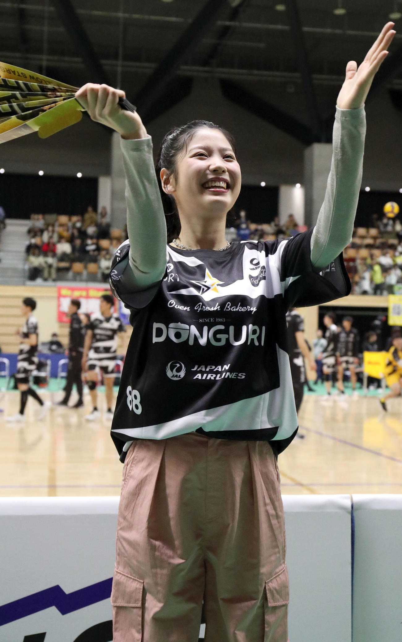 北海道YS対埼玉　試合前、応援練習をする滝谷美夢（撮影・佐藤翔太）