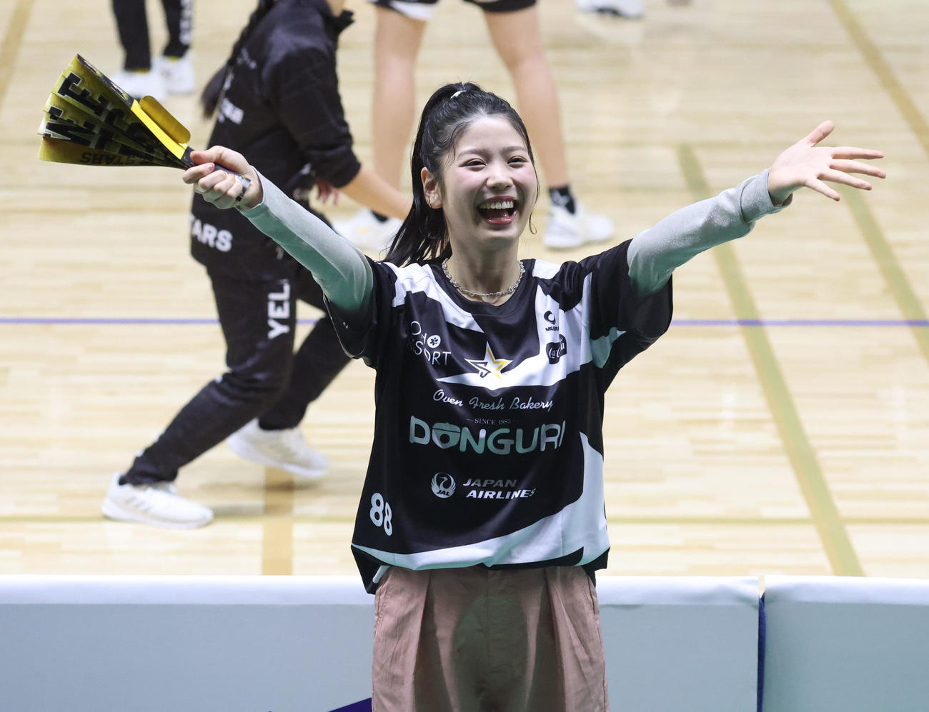北海道YS対埼玉　試合前、応援練習をする滝谷美夢（撮影・佐藤翔太）