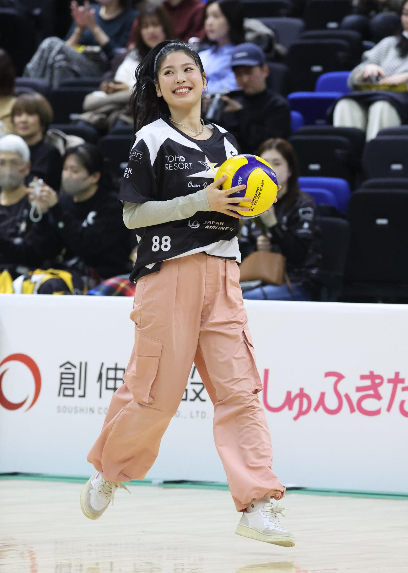 北海道YS対埼玉　試合前、始球式に登場する滝谷美夢（撮影・佐藤翔太）