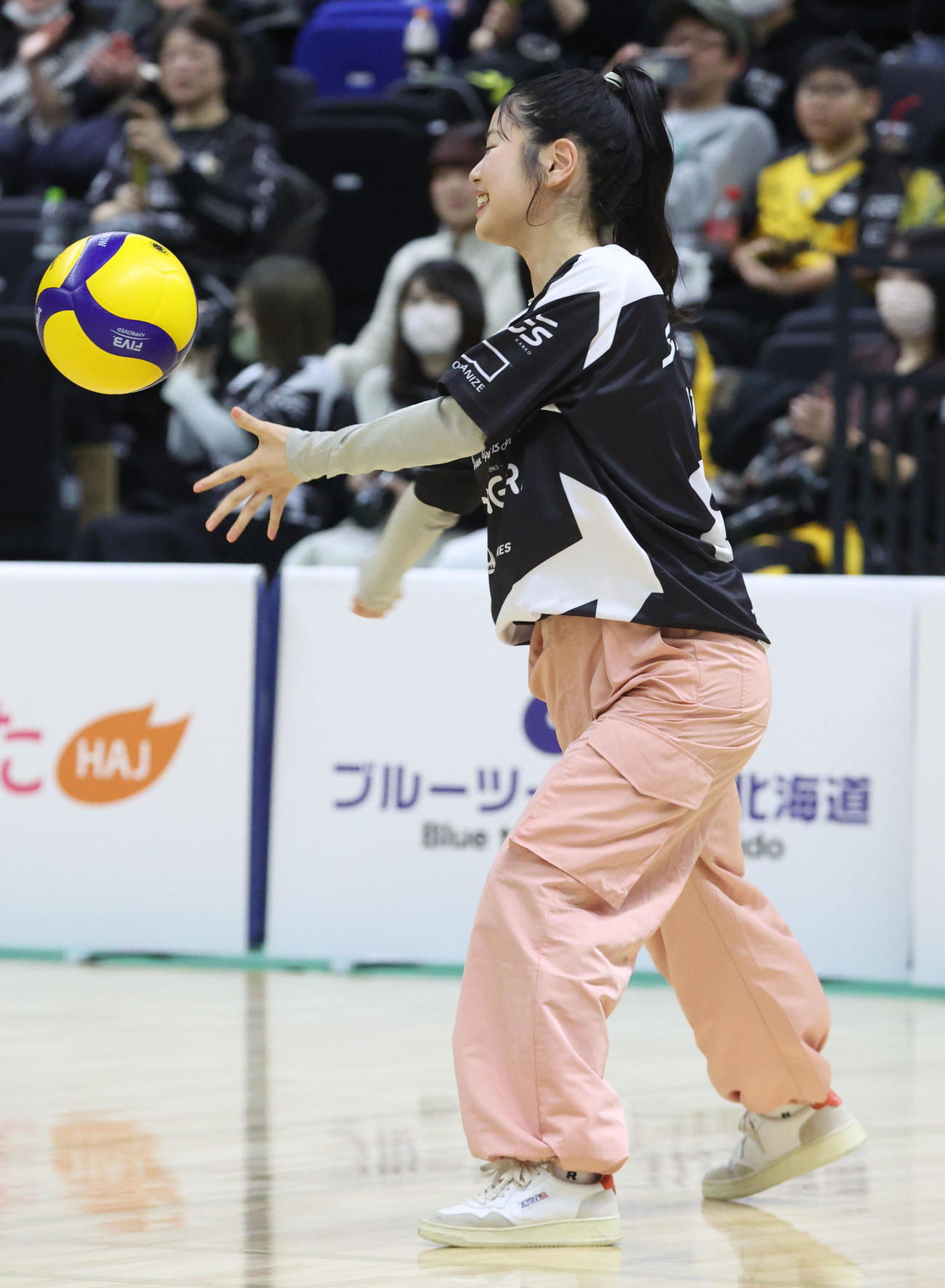 北海道YS対埼玉　試合前、始球式をする滝谷美夢（撮影・佐藤翔太）