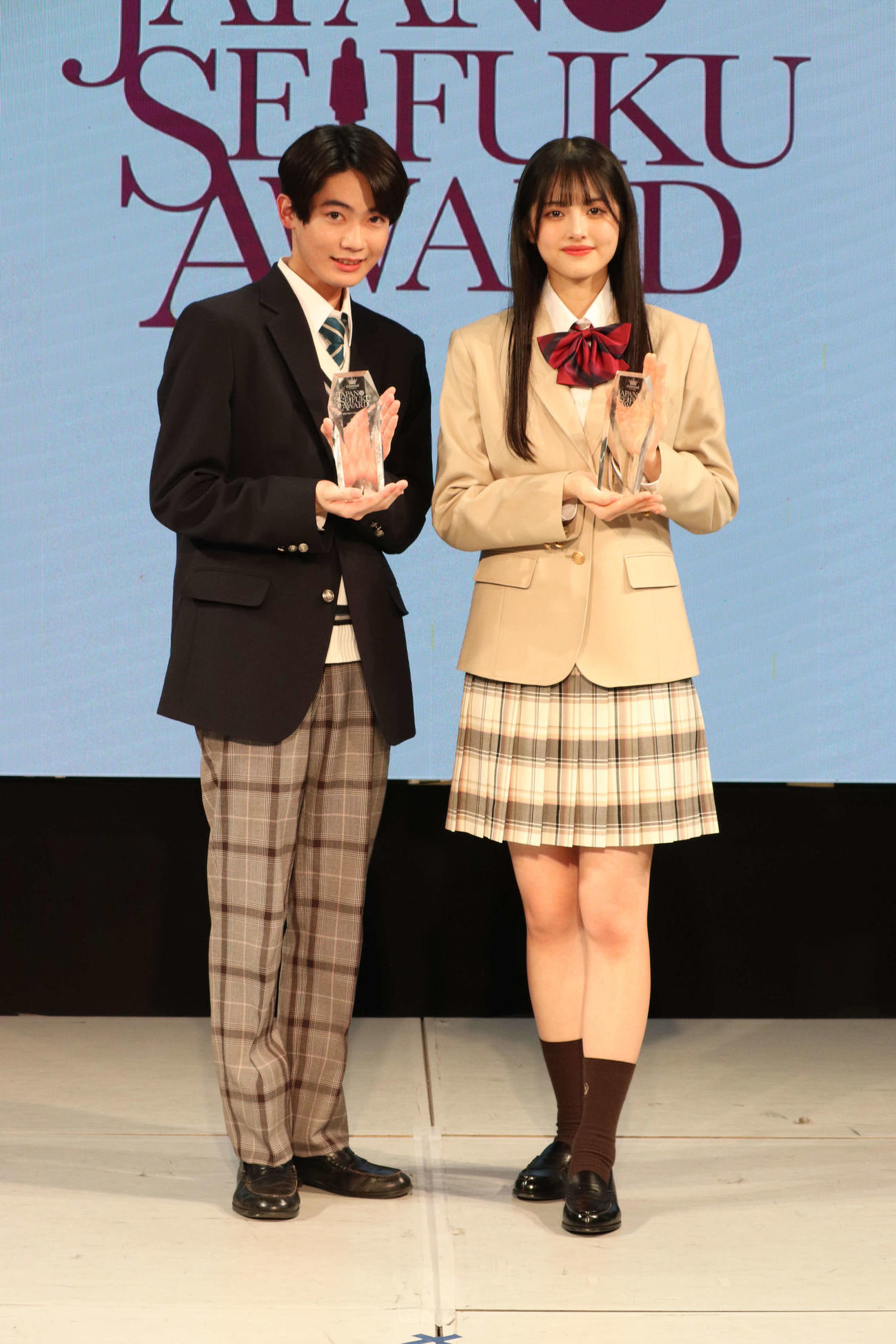第11回日本制服アワード授賞式に参加した、男子グランプリの内田蓮と女子グランプリの雪明（撮影・加藤理沙）