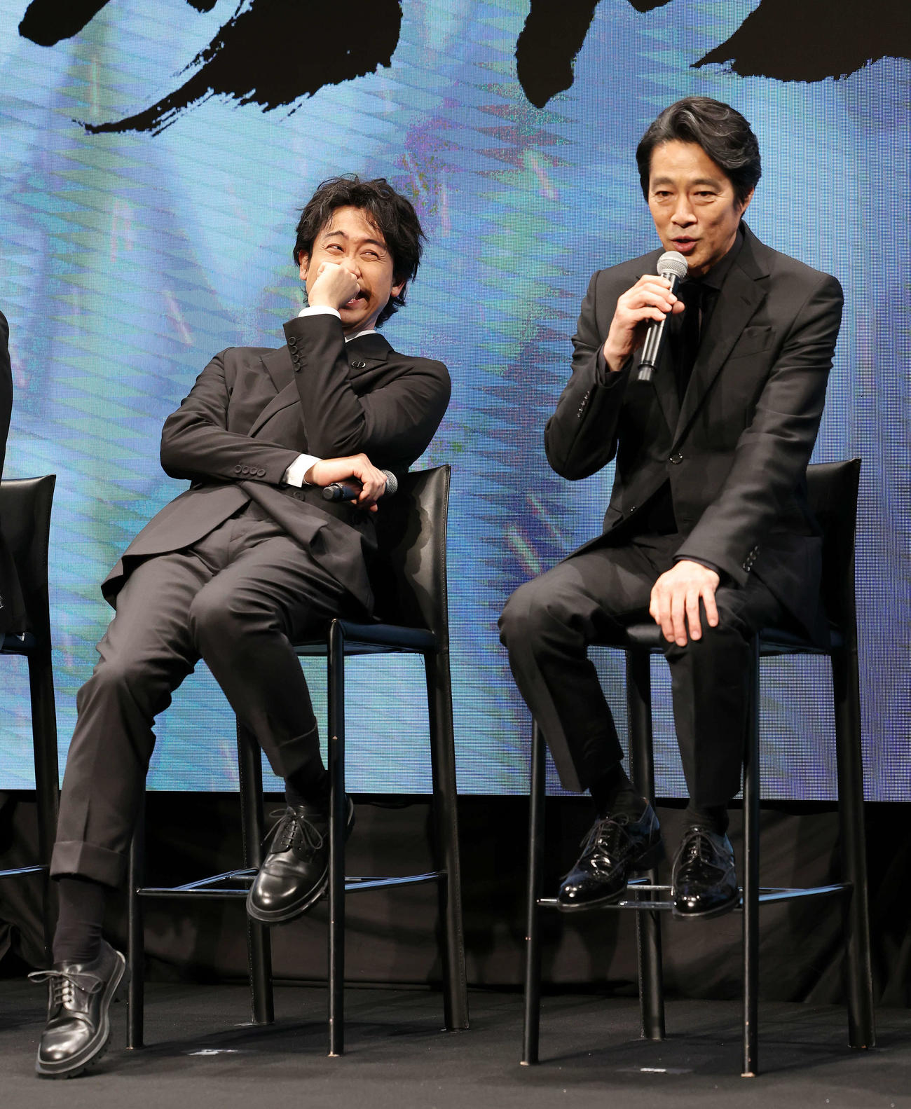 映画「室町無頼」製作発表会見で笑顔で話す大泉洋（左）と堤真一（撮影・宮地輝）