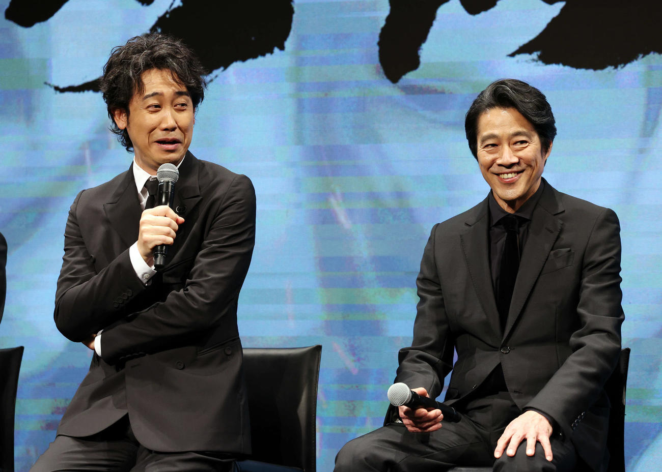 映画「室町無頼」製作発表会見で笑顔を見せる大泉洋（左）と堤真一（撮影・宮地輝）