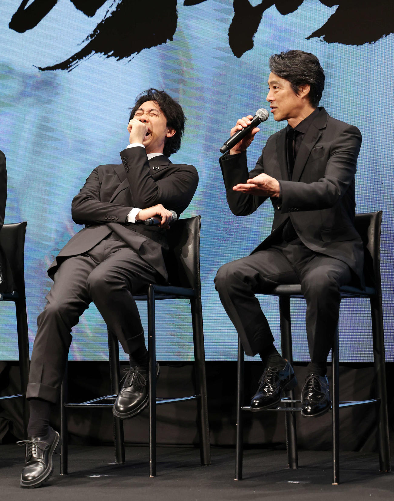 映画「室町無頼」製作発表会見で笑顔で話す大泉洋（左）と堤真一（撮影・宮地輝）