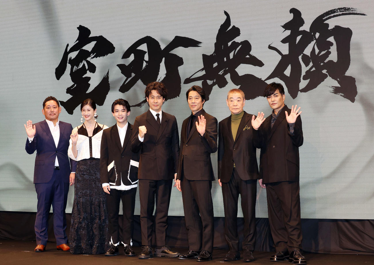 映画「室町無頼」製作発表会見で記念撮影する登壇者、左から入江悠監督、松本若菜、長尾謙杜、大泉洋、堤真一、柄本明、北村一輝（撮影・宮地輝）