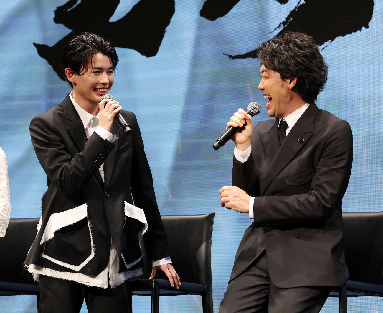 映画「室町無頼」製作発表会見で笑顔で話す長尾謙杜（左）と大泉洋（撮影・宮地輝）