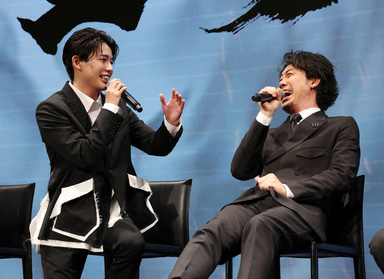 映画「室町無頼」製作発表会見で笑顔で話す長尾謙杜（左）と大泉洋（撮影・宮地輝）
