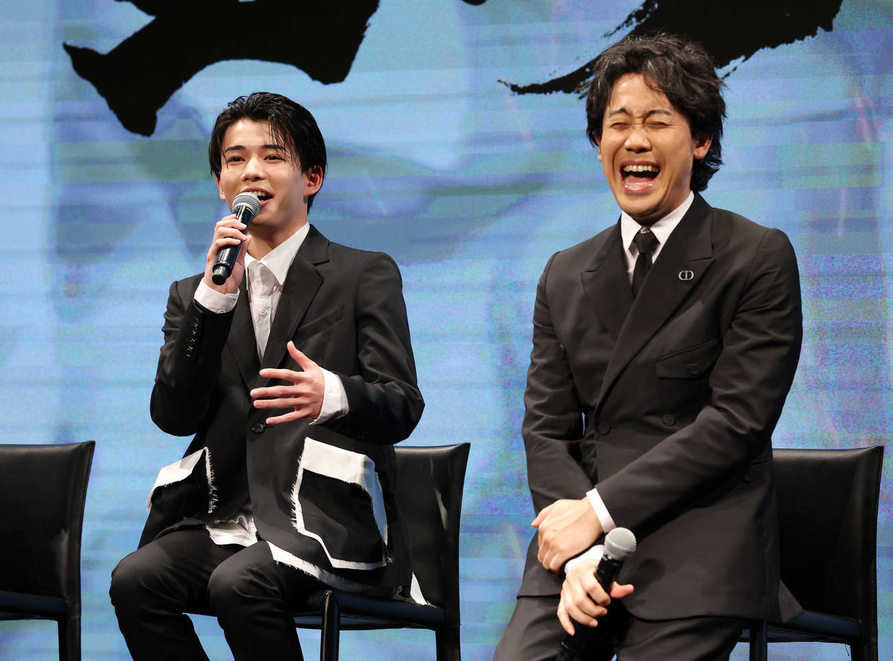 映画「室町無頼」製作発表会見で笑顔を見せる長尾謙杜（左）と大泉洋（撮影・宮地輝）