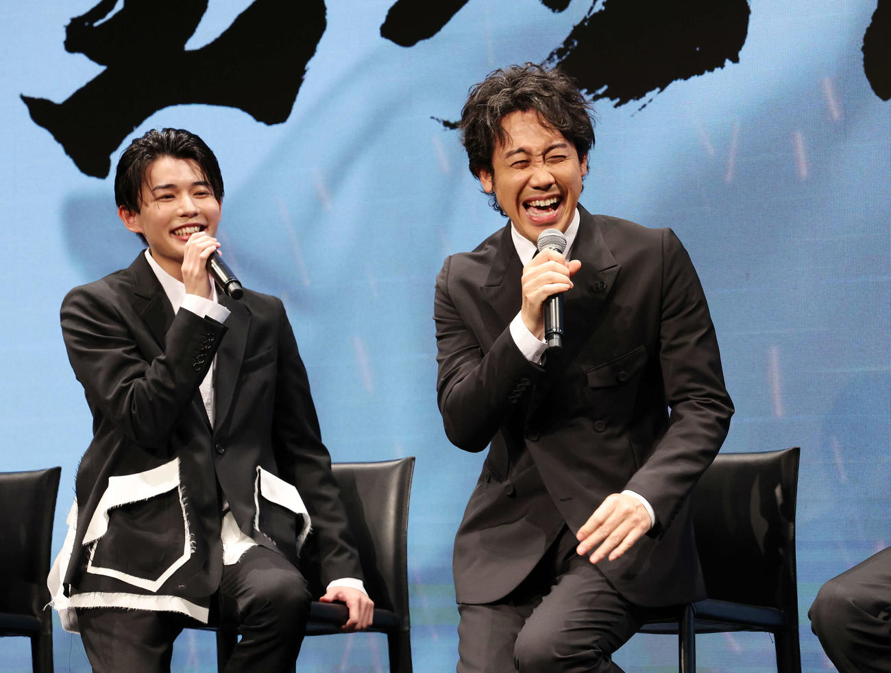 映画「室町無頼」製作発表会見で笑顔を見せる長尾謙杜（左）と大泉洋（撮影・宮地輝）