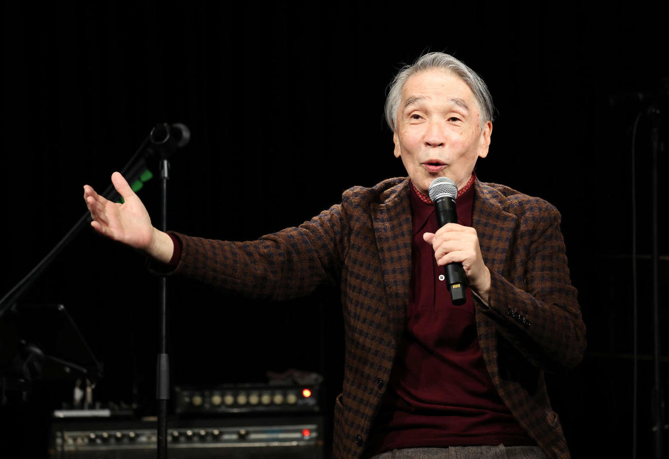 囲み取材を受ける堺正章（2023年12月撮影）