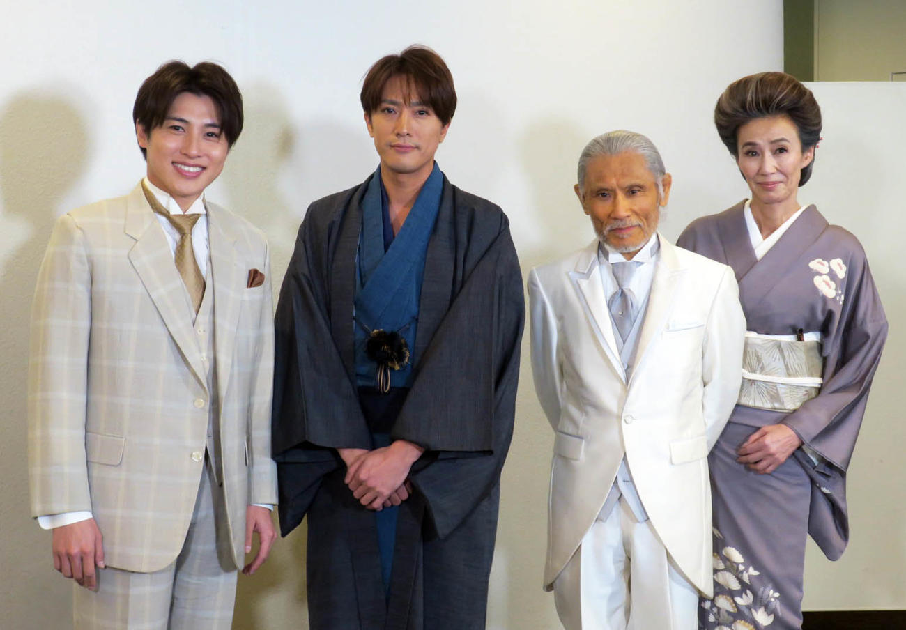 「日本昔ばなし　太宰治原作　お伽草子より　舞台版『舌切雀』」取材会で。左から、松本幸大、内博貴、片岡鶴太郎、萬田久子