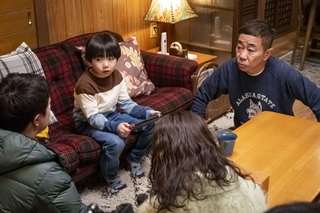 カンテレ・フジテレビ系「春になったら」に出演する左から時計回りに濱田岳、石塚陸翔、木梨憲武、奈緒(C)カンテレ