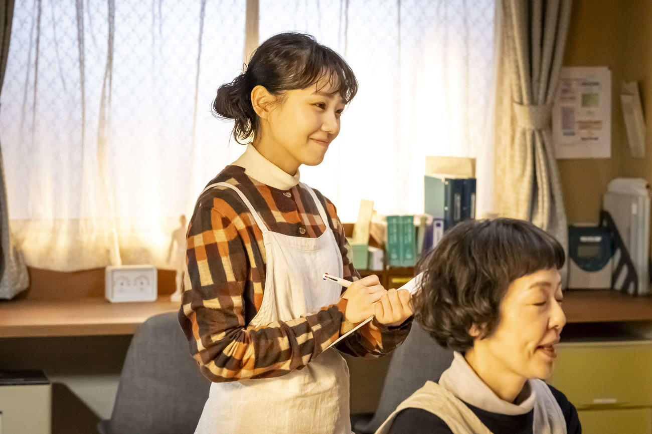 カンテレ・フジテレビ系「春になったら」に出演する奈緒、小林聡美(C)カンテレ