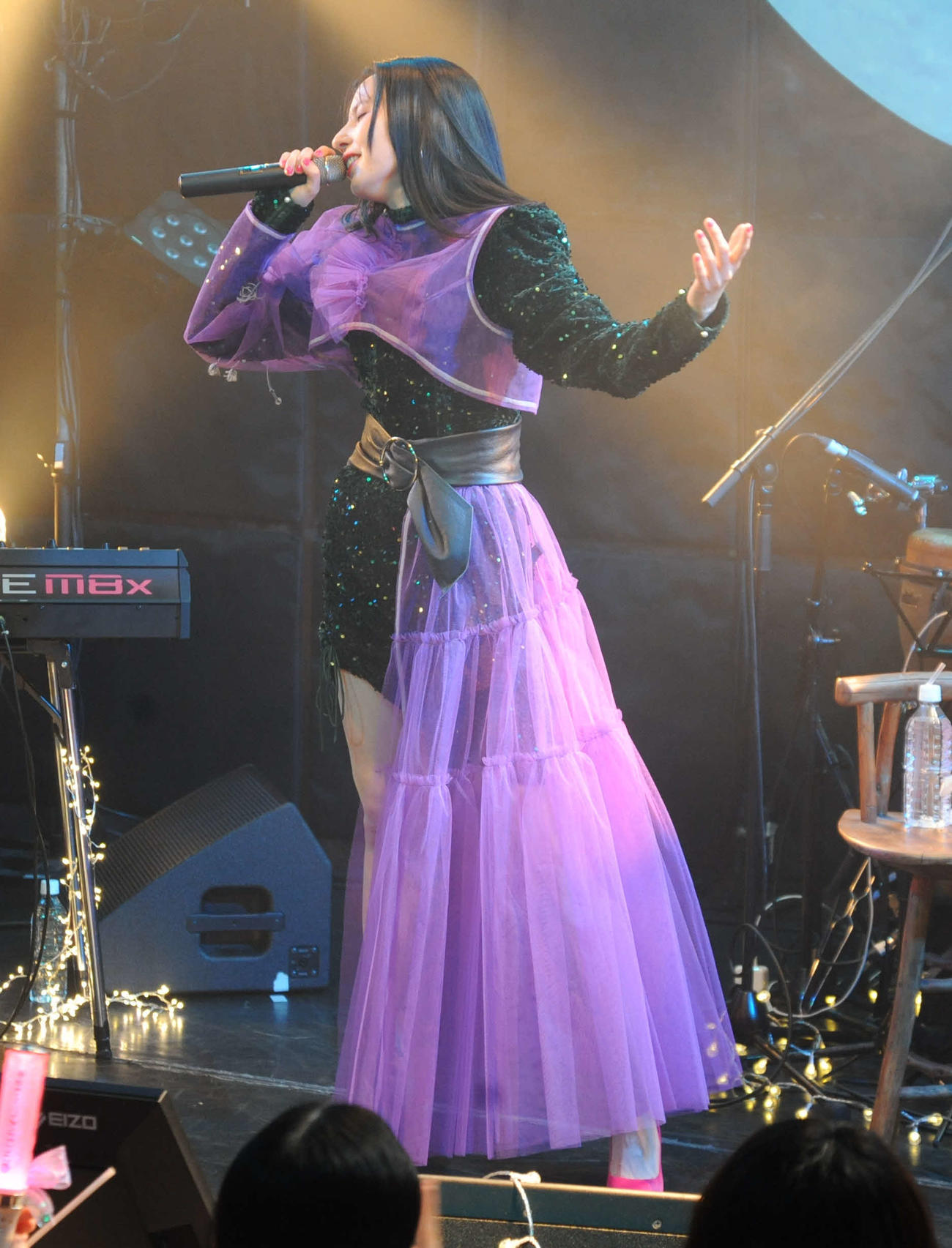 6年ぶりのアコースティックライブを行ったベッキー（撮影・松尾幸之介）