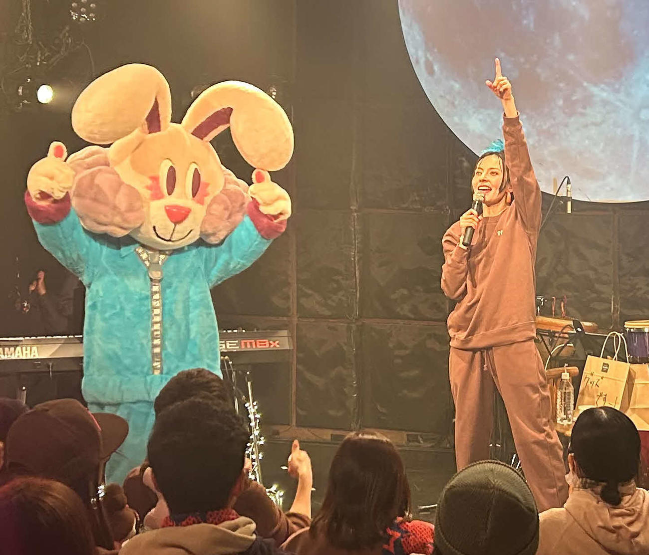 6年ぶりのアコースティックライブのアンコールでスエット姿で歌うベッキー（右）（撮影・松尾幸之介）