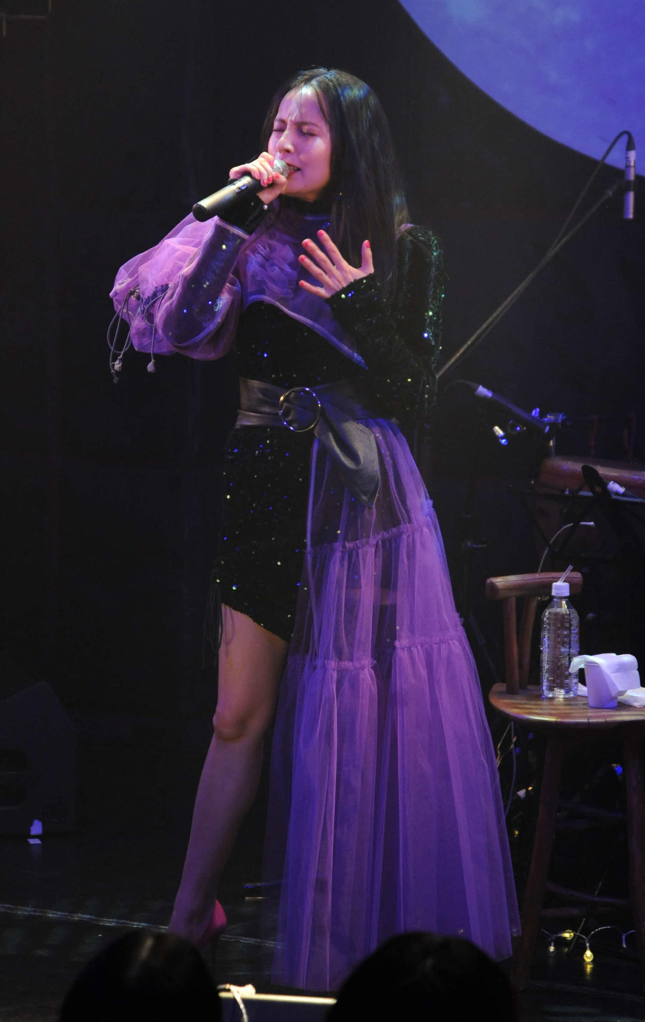 6年ぶりのアコースティックライブを行ったベッキー（撮影・松尾幸之介）