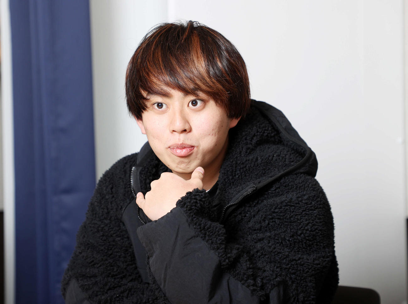質問に答えるヤングスキニーのゴンザレス（撮影・鈴木正人）