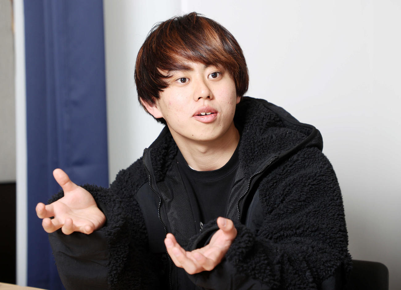 質問に答えるヤングスキニーのゴンザレス（撮影・鈴木正人）
