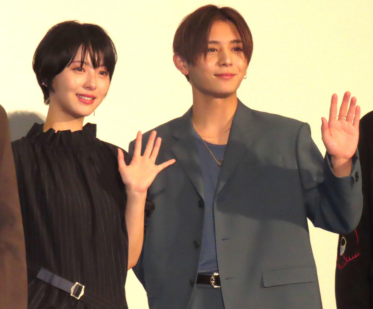 映画「サイレントラブ」大ヒット御礼舞台あいさつに登壇した浜辺美波（左）とHey！Say！JUMP山田涼介
