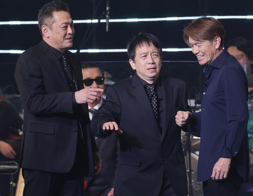 バースデーワンマンライブでB21スペシャルとして左からデビッド伊東、ミスターちんとネタを披露するヒロミ(撮影・野上伸悟)