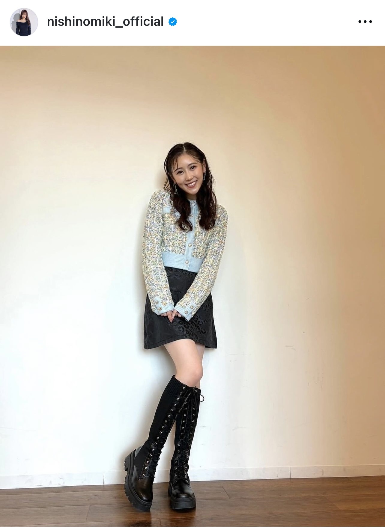 黒のミニスカートに黒のロングブーツをあわせ、美脚をのぞかせる西野未姫（西野未姫のインスタグラムから）