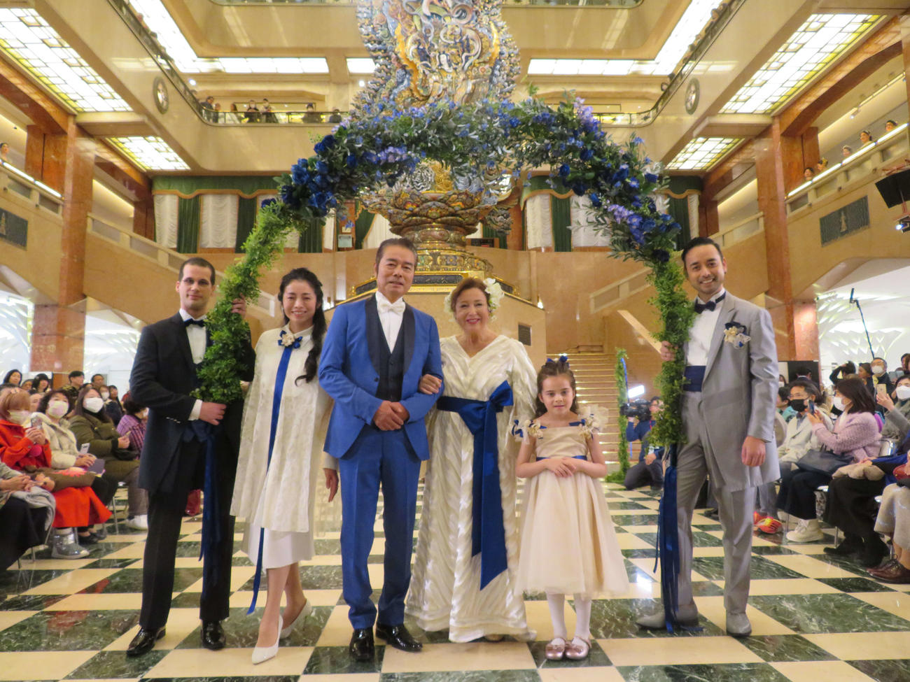 「三越350周年×Yumi Katsura　アニバーサリーウエディング」で、家族と一緒に結婚45周年「サファイアウエディング」を挙行した、左からリカルドさん、勝野雅奈恵、勝野洋、キャシー中島、八瑠子ちゃん、勝野洋輔（撮影・村上幸将）