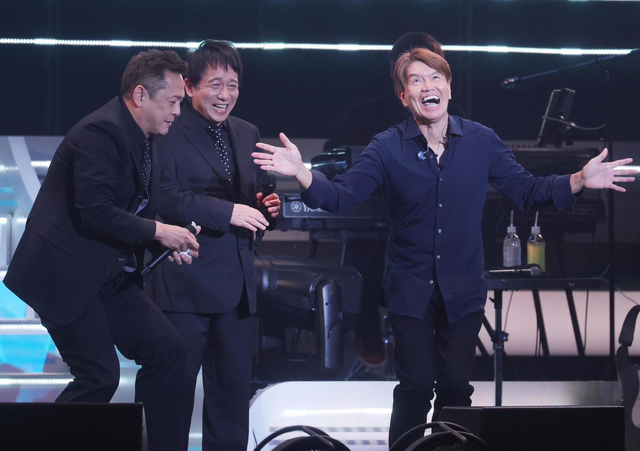 バースデーワンマンライブを行うヒロミ（右）。B21スペシャルとしてデビッド伊東（左）、ミスターちんとネタを披露（撮影・野上伸悟）