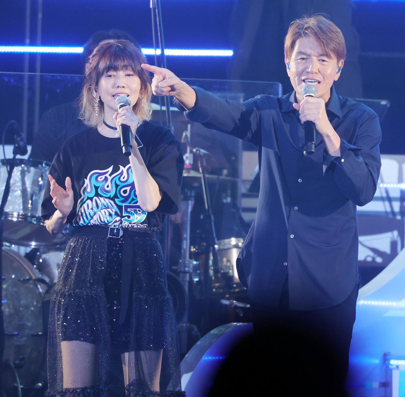 バースデーワンマンライブで松本伊代（左）と共演するヒロミ（撮影・野上伸悟）