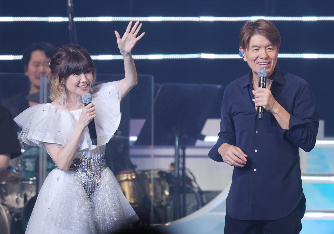 バースデーワンマンライブで松本伊代（左）と共演するヒロミ（撮影・野上伸悟）