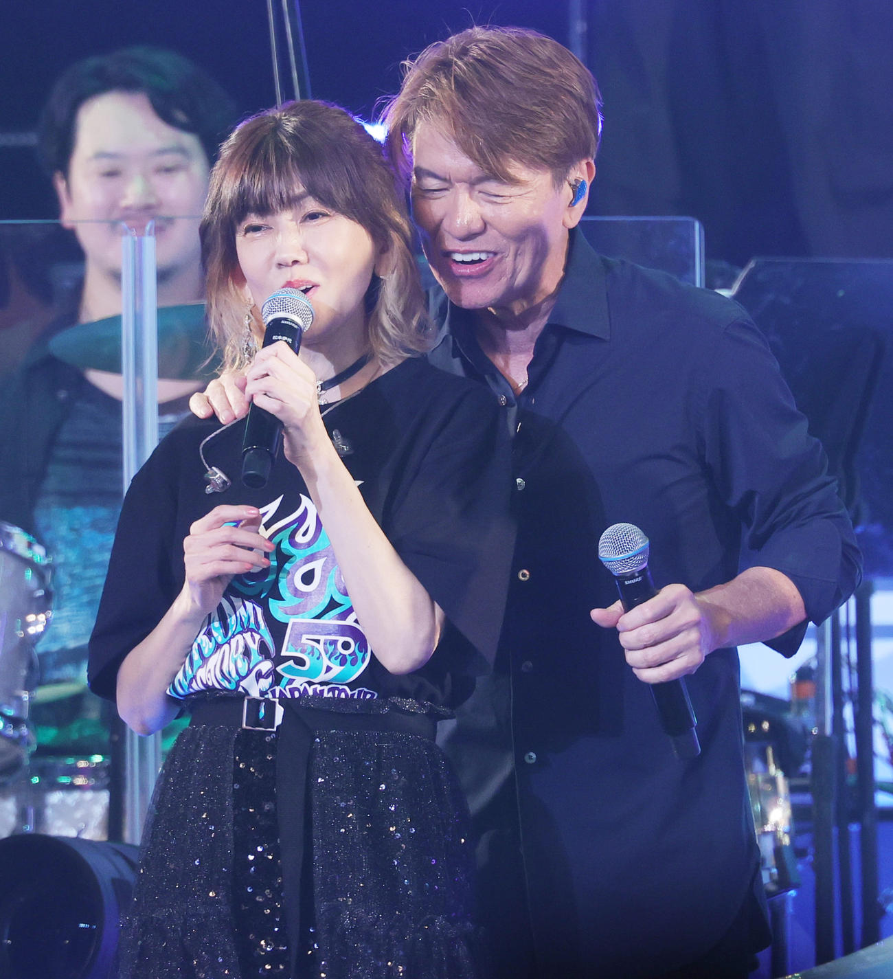 バースデーワンマンライブで松本伊代と共演するヒロミ（撮影・野上伸悟）