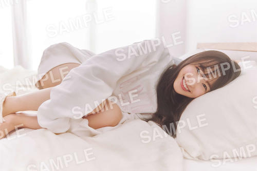 乃木坂46一ノ瀬美空、美脚抱え笑顔のポスター写真 5期生写真集「あの