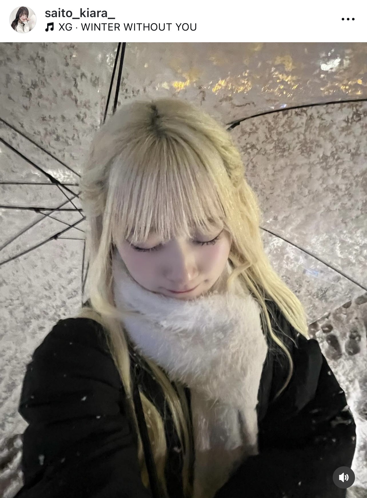 傘をさす齋藤樹愛羅（＝LOVE・齋藤樹愛羅のインスタグラムから）