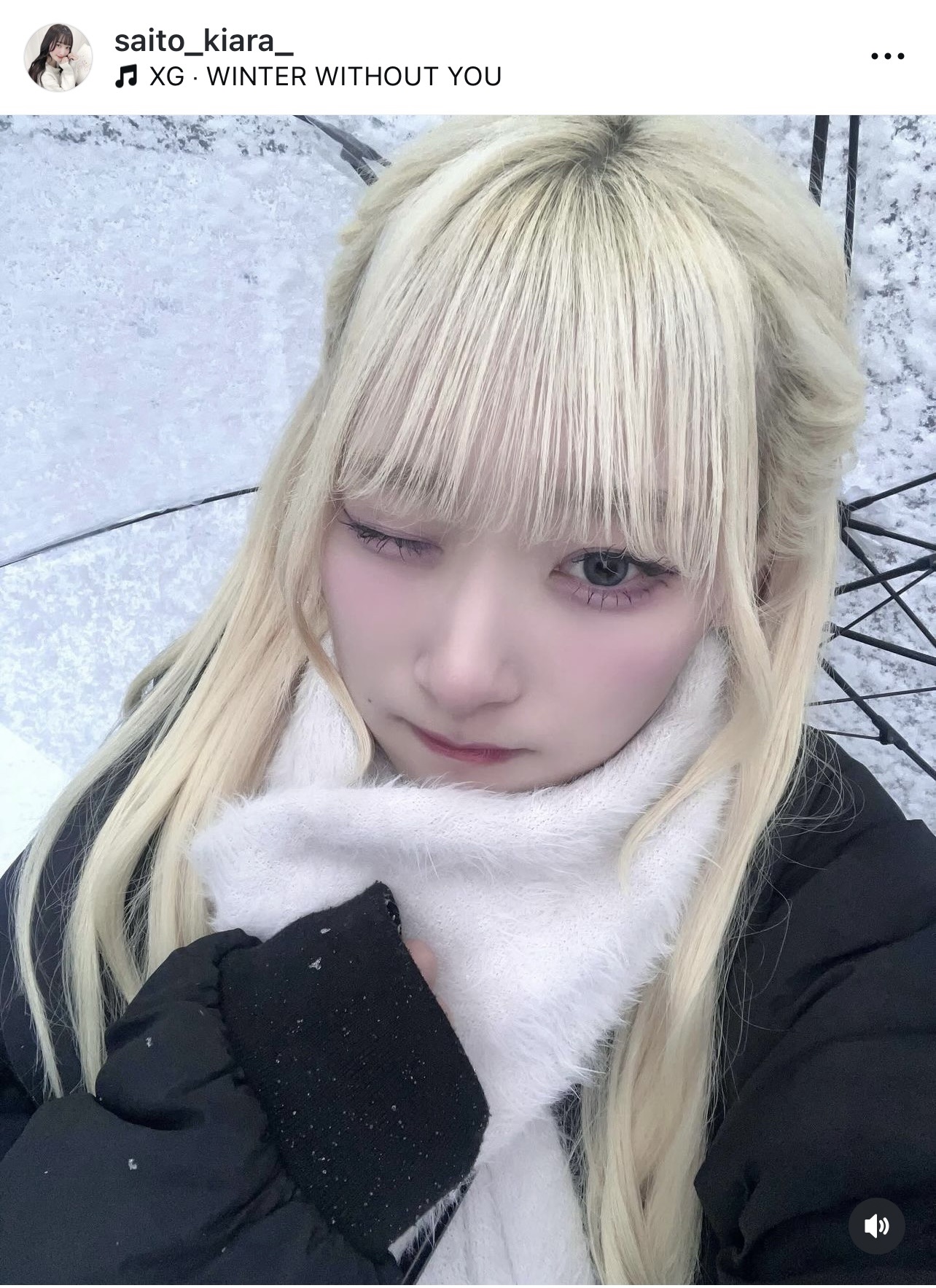 傘をさしウインクをする齋藤樹愛羅（＝LOVE・齋藤樹愛羅のインスタグラムから）