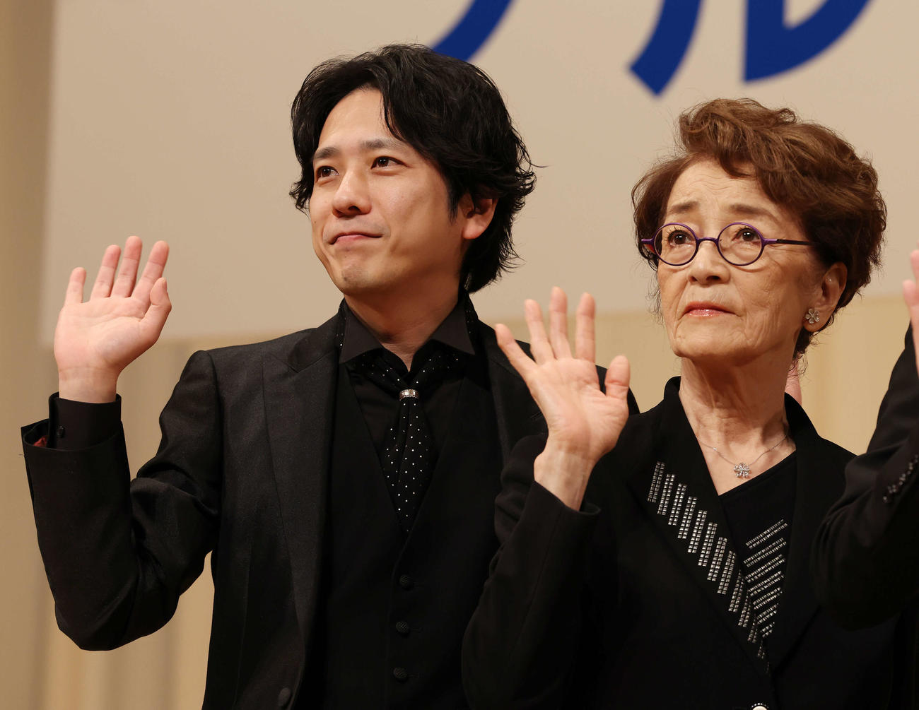 2月8日、「第66回ブルーリボン賞」で笑顔で手を振る司会の二宮和也（左）と倍賞千恵子