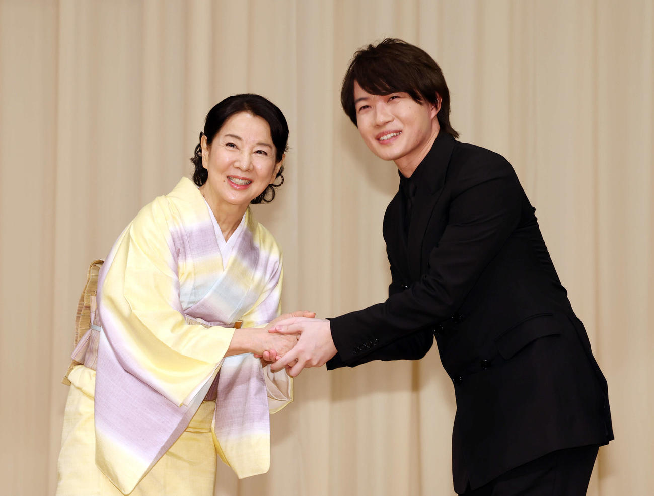 2月8日、「第66回ブルーリボン賞」で笑顔で握手する主演女優賞の吉永小百合（左）と主演男優賞の神木隆之介