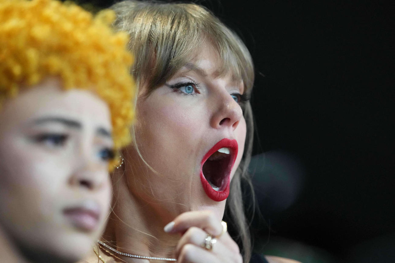 大きく口を開けて声援を送るテイラー・スウィフト（ロイター＝USA TODAY Sports）