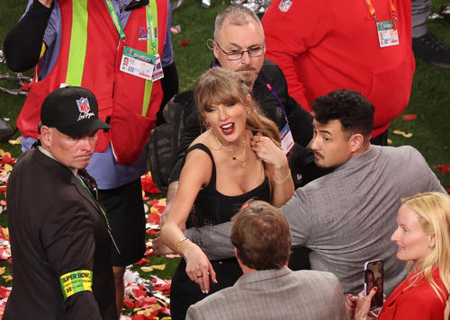フィールド上でチーフスを祝福するテイラー・スウィフト(中央)(ロイター)