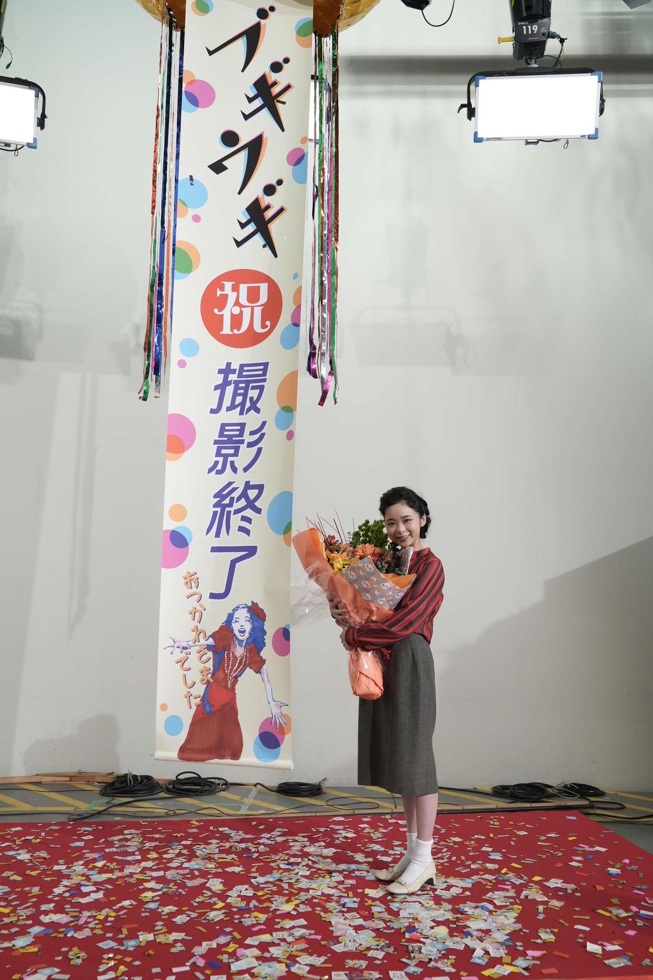 NHK連続テレビ小説「ブギウギ」がクランクアップを迎え、花束を受け取る趣里（C）NHK
