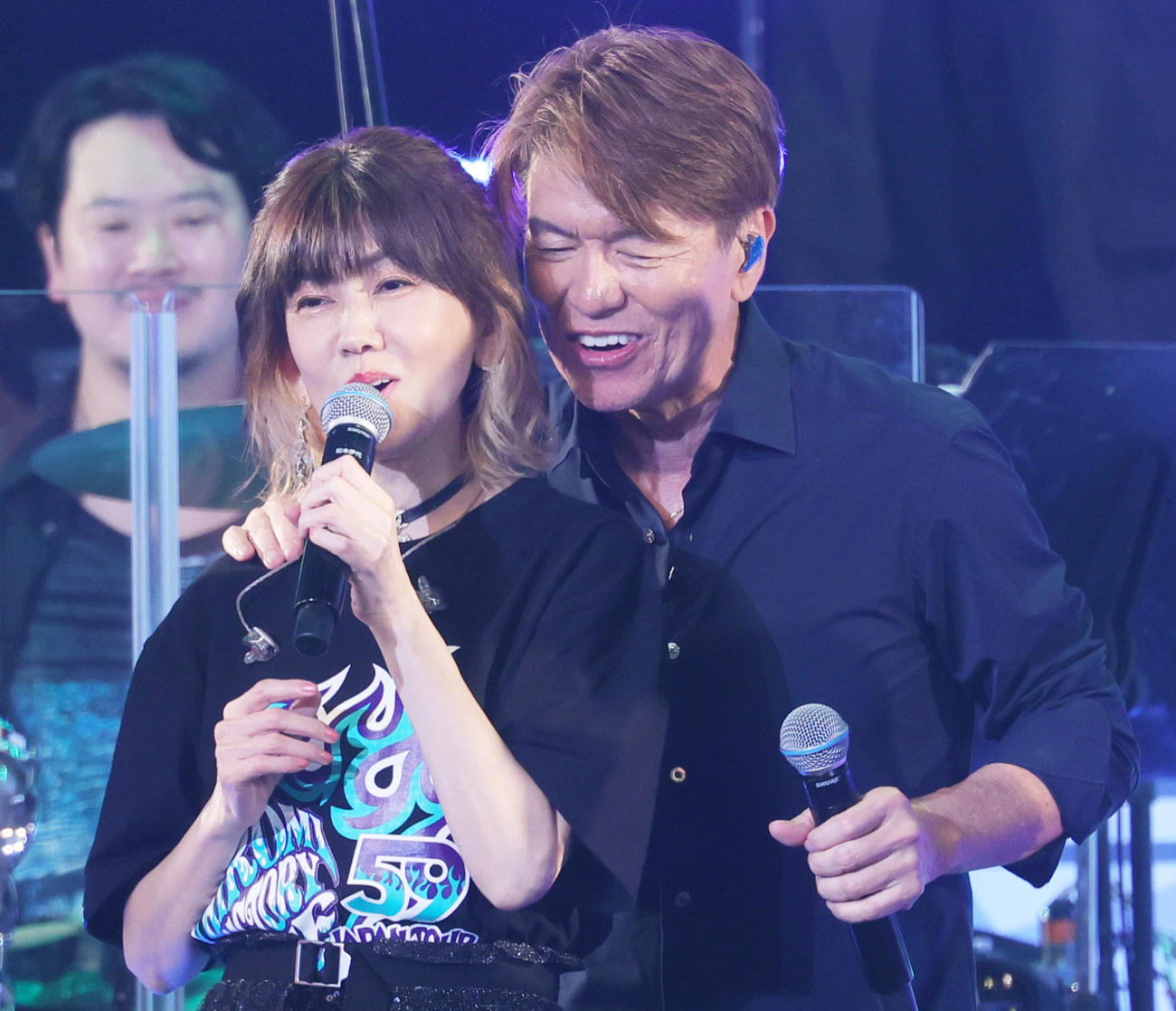 バースデーワンマンライブで松本伊代と共演するヒロミ（撮影・野上伸悟）